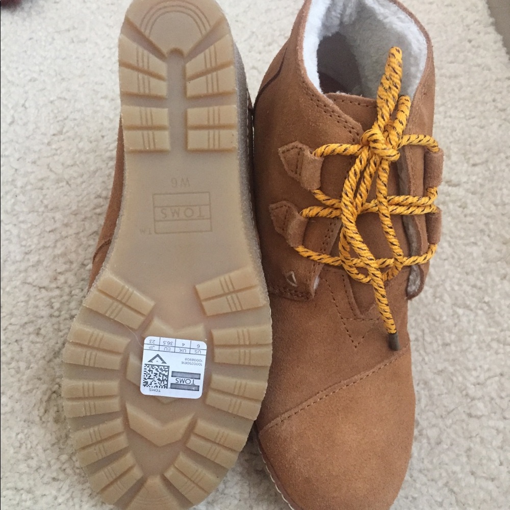 Brand new TOMS desert shearling lines booties